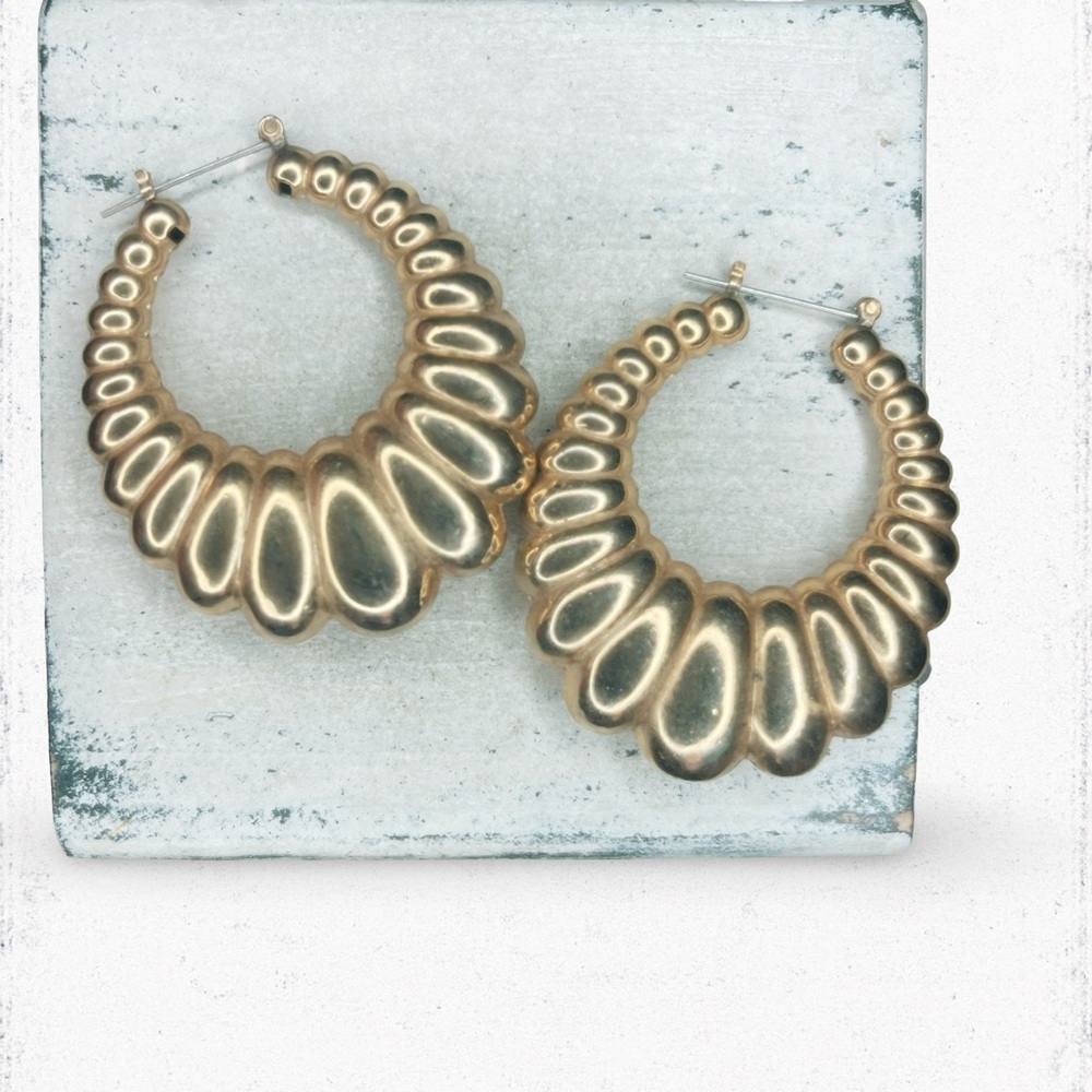 4977. Goldtone Saddleback Hoop Earrings Vintage - Picture 2 of 3